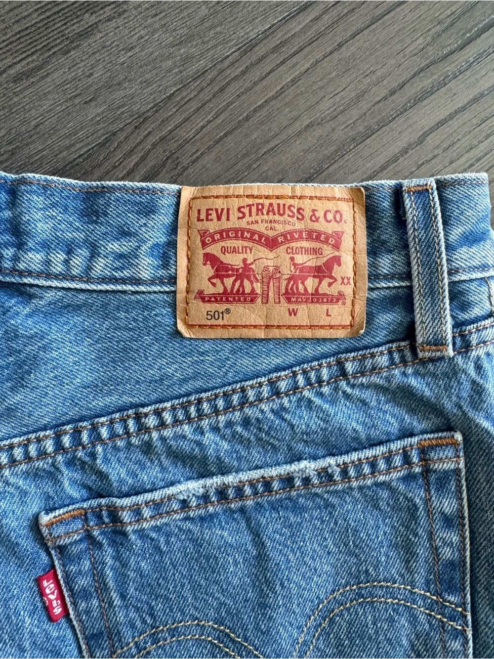 501 Levi Mid Rise Distressed Denim Shorts - Size 25 - Picture 4 of 5